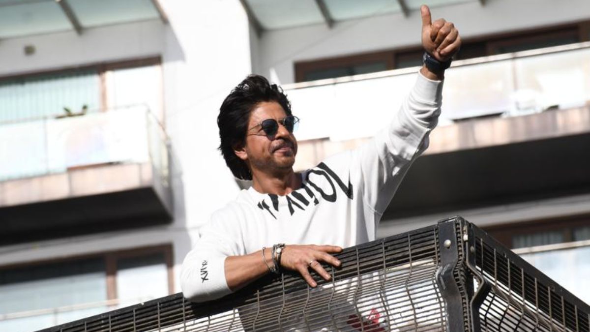 Watch: Shah Rukh Khan steps out of dubbing studio, crowd gathers to take  his pictures - India Today