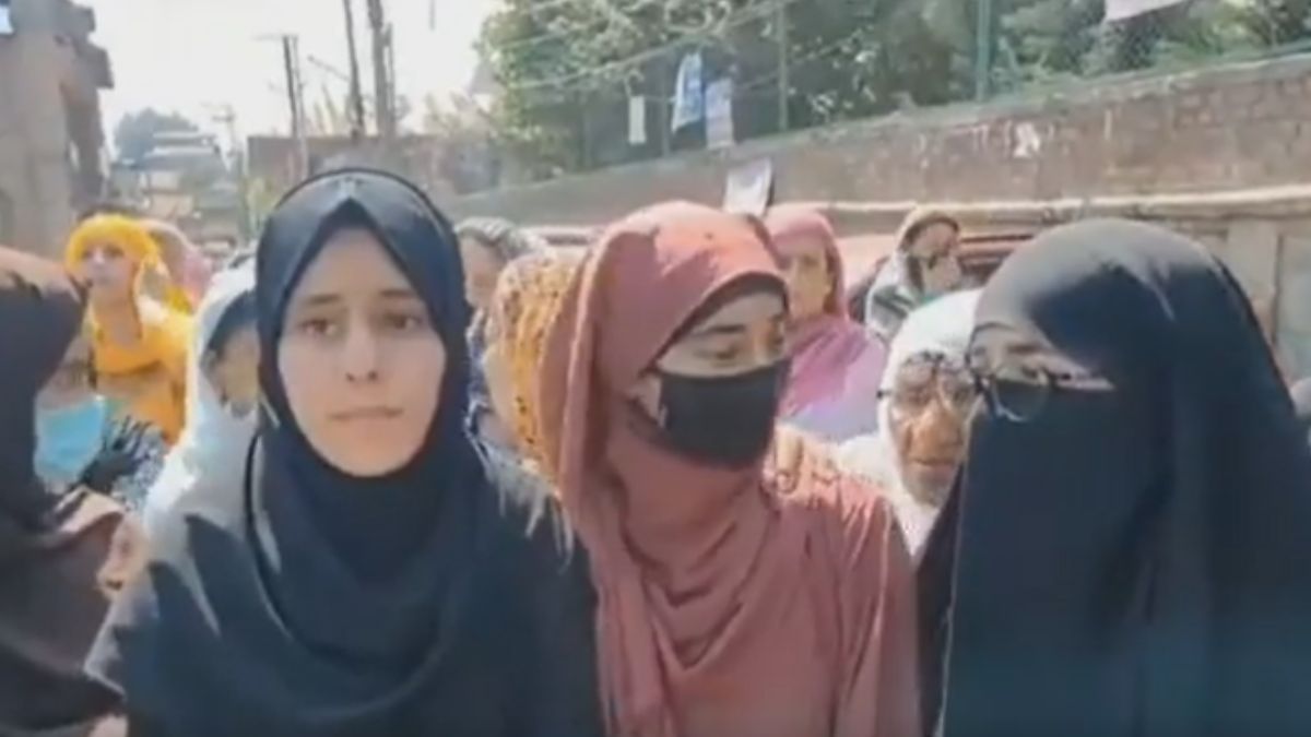 J-K: Srinagar School Students Protest After Being Denied Entry For ...