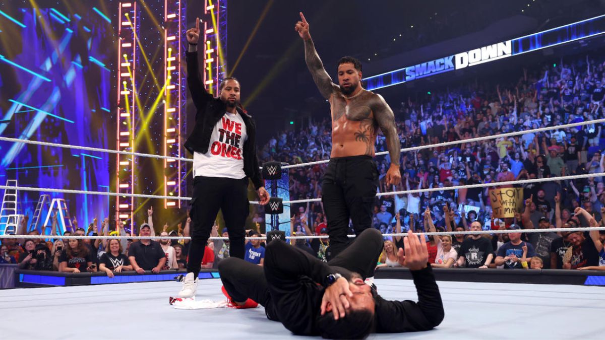 The Usos Verbally Attack Roman Reigns After Rushing Him On Smackdown