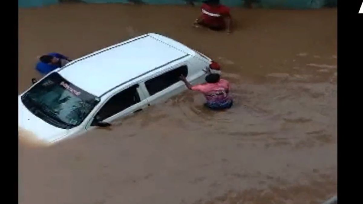 Megh Mehr remains unchanged in Gujarat, vehicles stuck in underpass in Nadiad; Flood-like situation in many areas