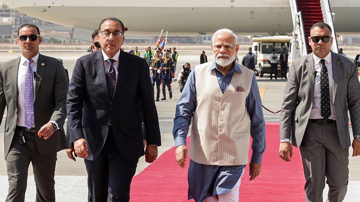 PM Modi Gets Warm Welcome By Egyptian PM At Cairo Airport; 1st Indian PM To  Visit Egypt In 26 Yrs