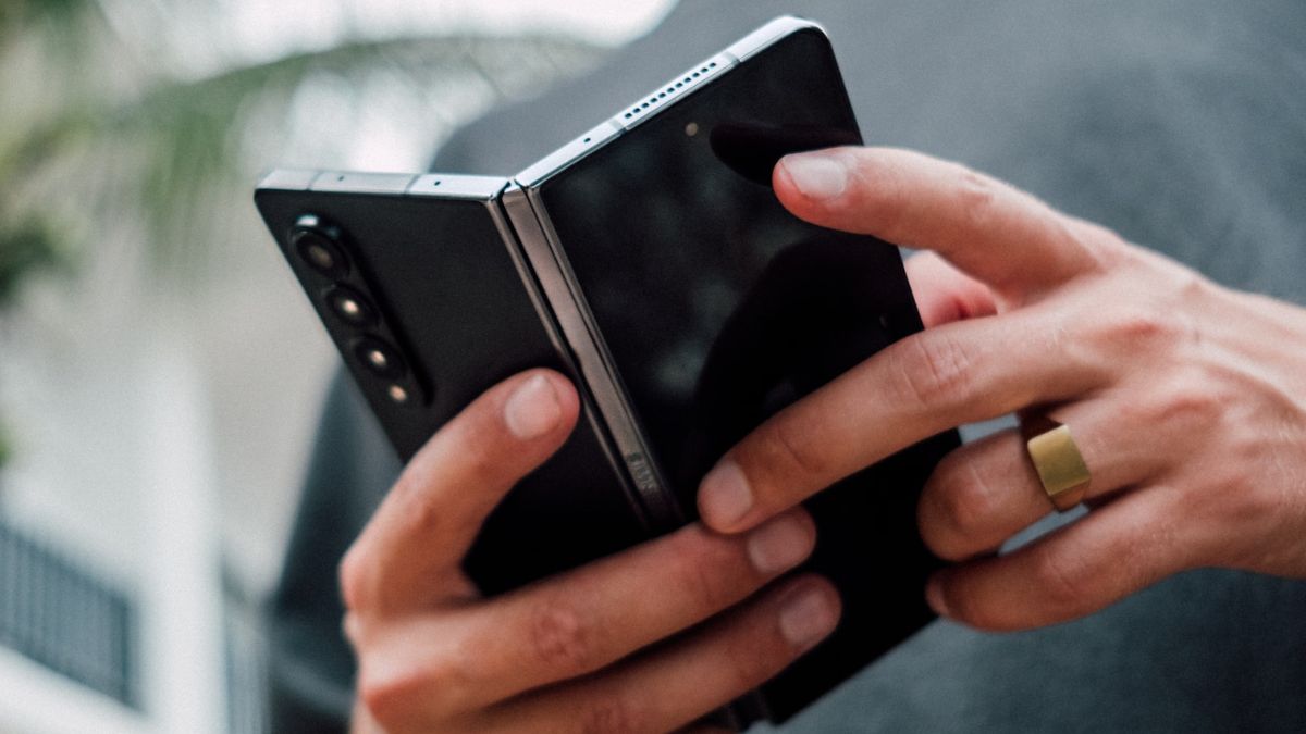 samsung-galaxy-z-fold-5-5g-leaks-launch-date-specifications-blue-colour-first-images-camera