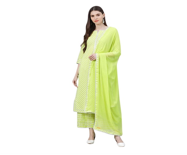 Kareena Kapoor Khan Sets Comfy Summer Fashion Goals In A Cotton Striped Set  Worth Rs. 31,000
