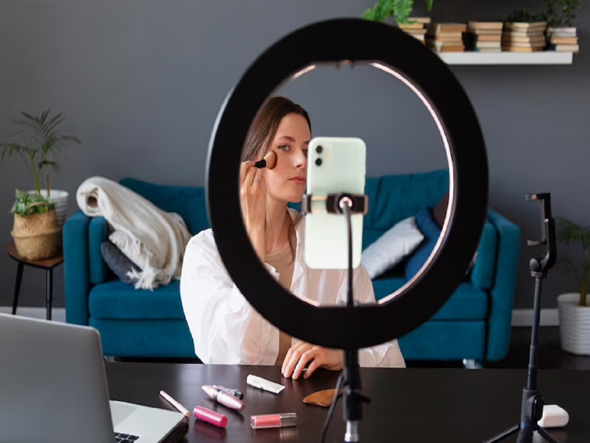 EXCLUZO 7.9 Inch Curved Surface Ring Light Dimmable USB with Mirror Phone  Holder Selfie Video Fill Light Set : Amazon.in: Electronics