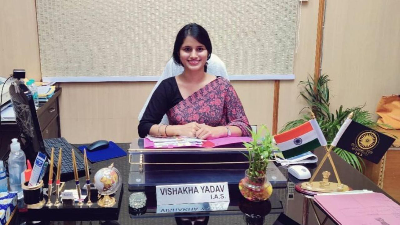 upsc-success-story-meet-ias-vishakha-yadav-who-left-his-job-to-became-a-civil-servant-know-her-journey