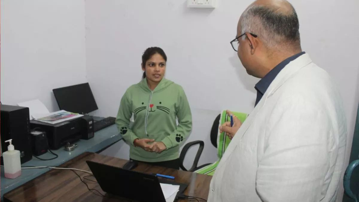 baghpat-news-district-magistrate-finds-70-staff-absent-in-surprise-visit-to-villages-community-health-centre