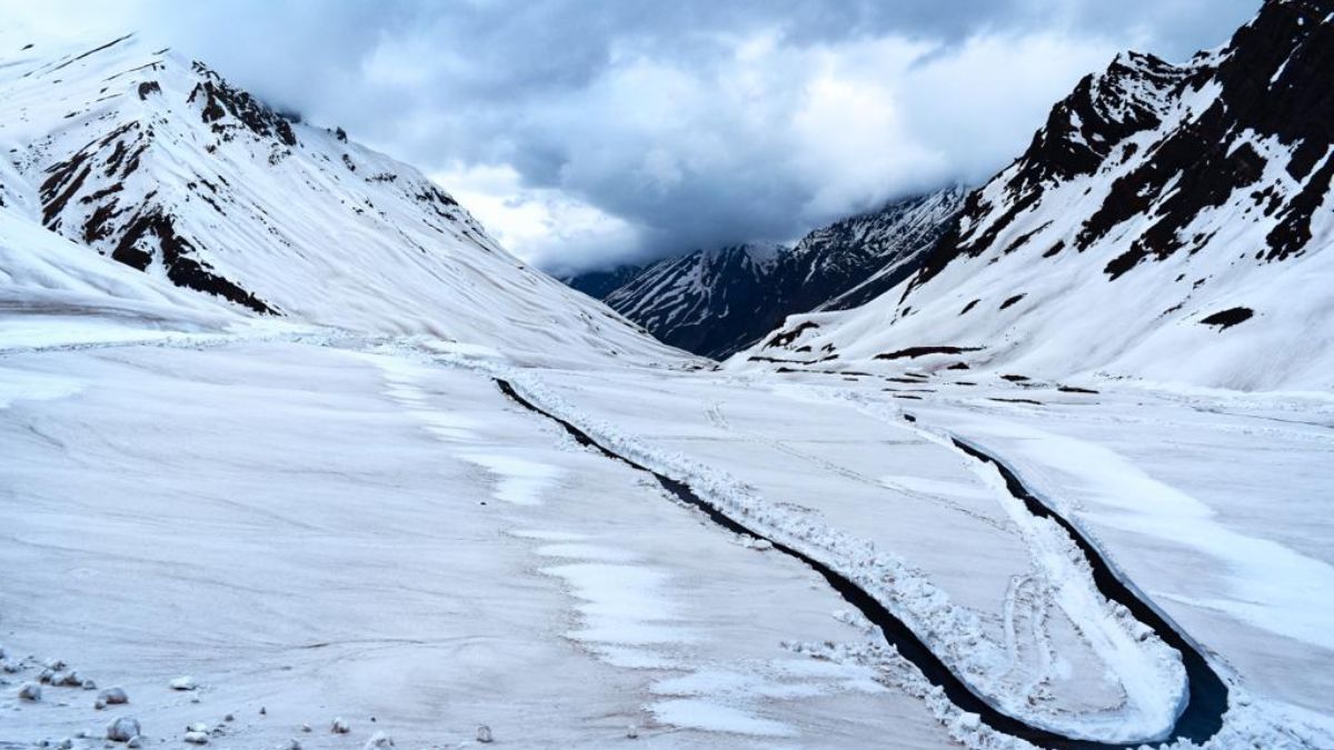 Planning To Visit Himachal Pradesh Snowfall Begins In Baralachla Rohtang  Pass Check Affected Routes