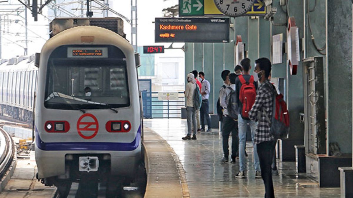 Delhi Metro Passenger Falls Unconscious At Nangloi Station CISF delhi-metro-passenger-falls-unconscious-at-nangloi-station-cisf