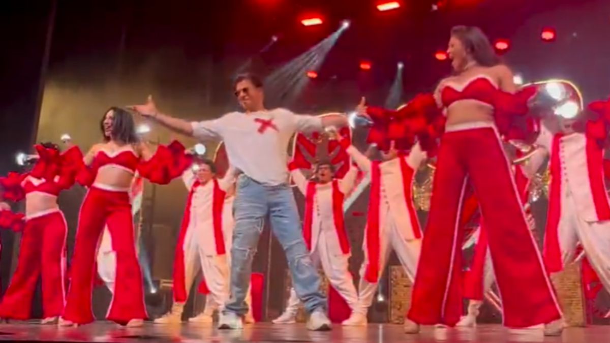 Shah Rukh Khan is Back With His Signature Pose in New Video and Fans Can't  Keep Calm; Watch - News18