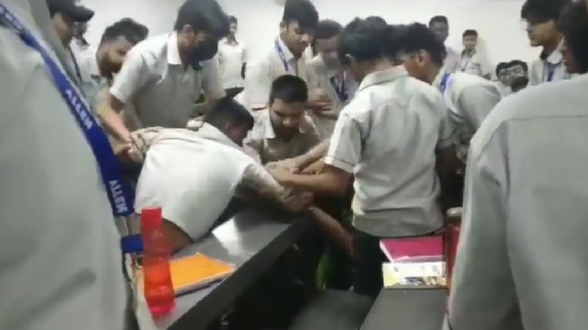 viral-video-abusive-argument-leads-to-intense-punches-between-two-students-netizens-say-delhi-mai-survive-nhi-kr-payenge-watch