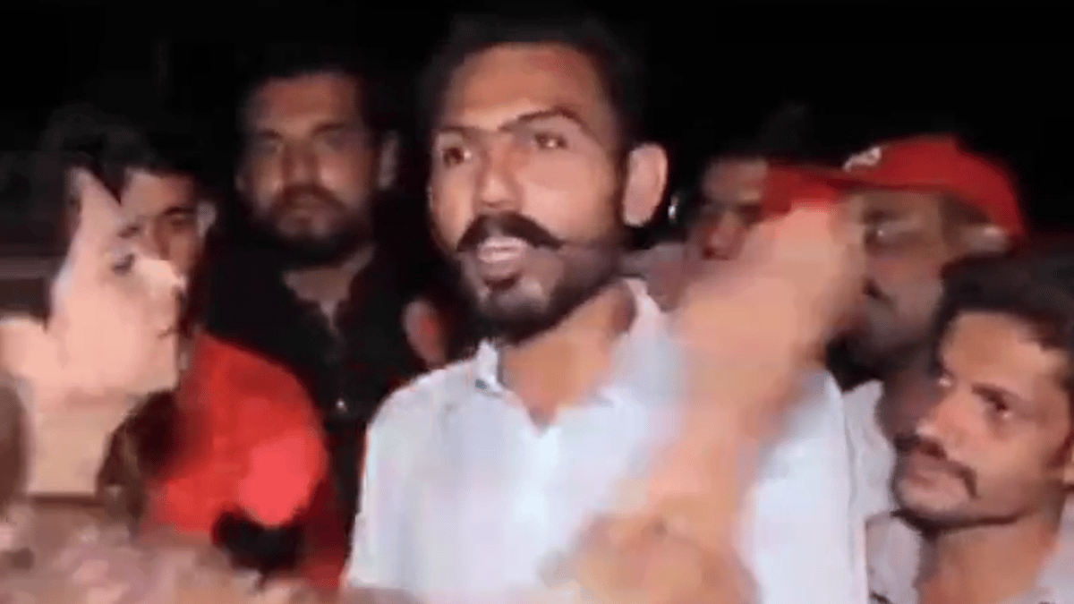 pakistani-reporter-slaps-man-on-camera-creates-what-was-the-reason-meme-as-netizens-ask-why-watch-viral-video