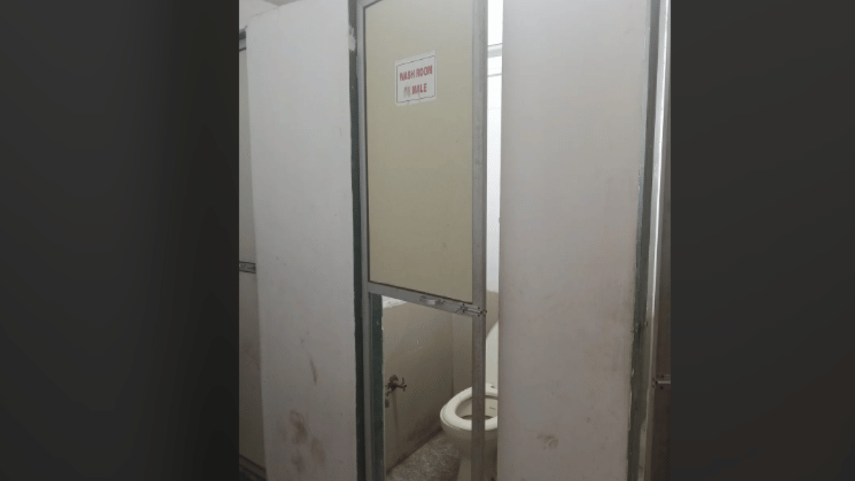 toilet-with-half-the-door-broken-leaves-netizens-rolfing-internet-says-infrastructure-thora-casual-hai