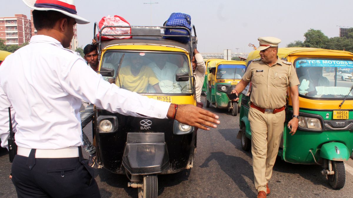 noida-traffic-police-launch-drive-against-old-vehicles-flouting-pollution-norms-grap-pollution-certificate-greater-noida