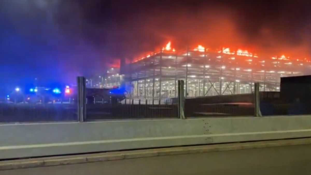 London Airport Fire: Dozens Of Flights Canceled As Fire Tears Through ...