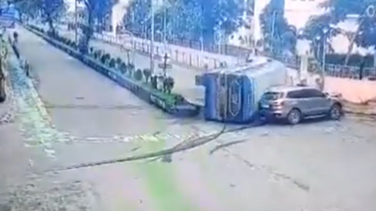 Kolkata News: Bus Overturns After Colliding With SUV In Kolkata | Watch ...