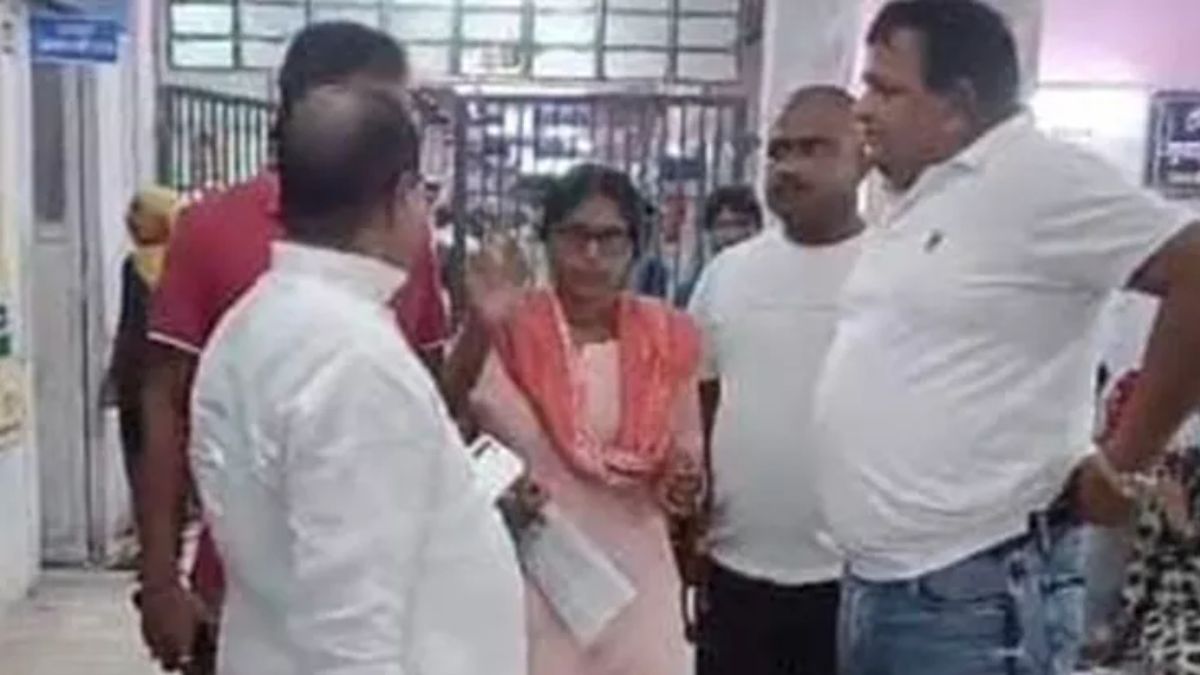 bhagalpur-news-jdu-mla-gopal-mandal-flaunts-revolver-in-hospital-says-its-his-style