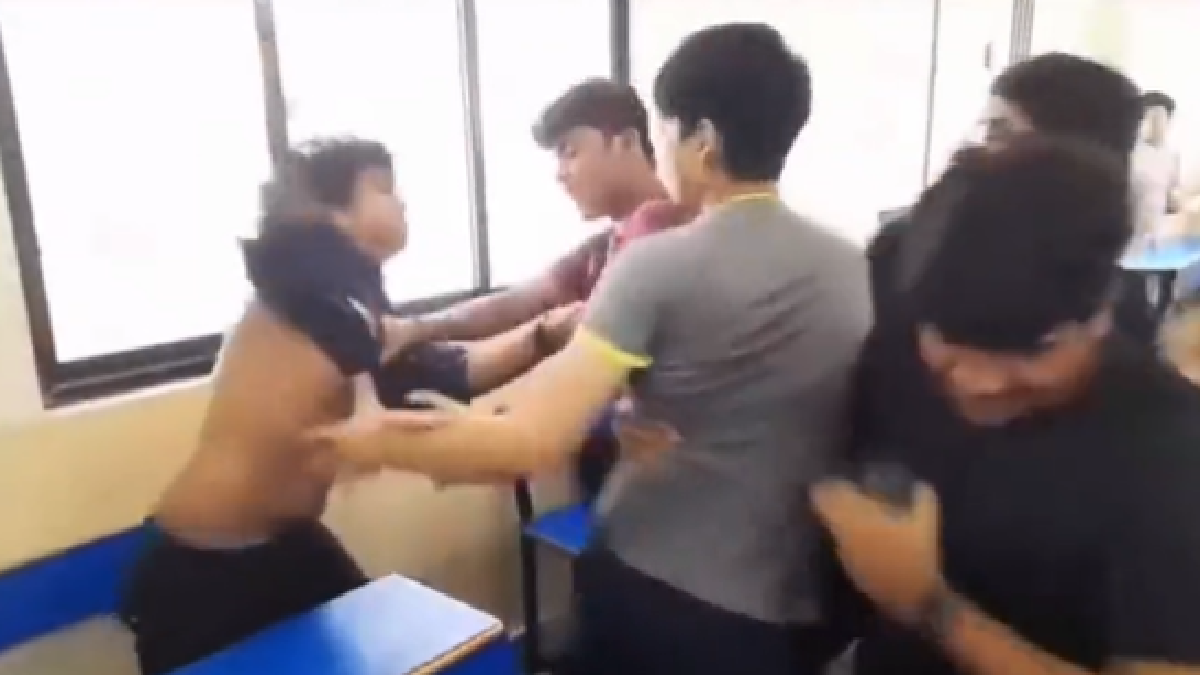 students-fight-breaks-into-slaps-punches-over-spilled-water-internet-recalls-africa-me-pine-ka-paani-nhi-hai-dialogue-watch-viral-video