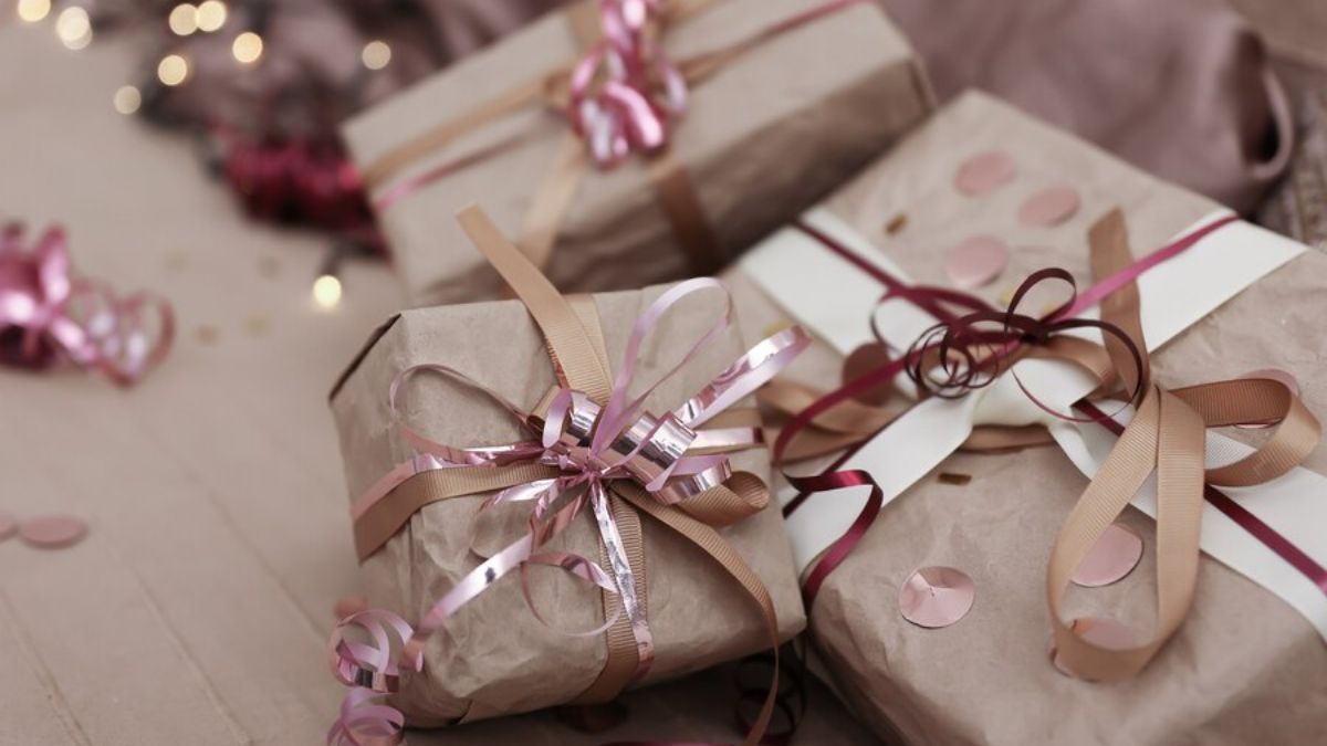 Karwa Chauth Gifts 2022: इन गिफ्ट्स के साथ आप बना सकते हैं अपनी वाइफ के इस  करवा चौथ को खास - 2022 Karva Chauth Gifts ideas to make karwa chauth  special for your wife