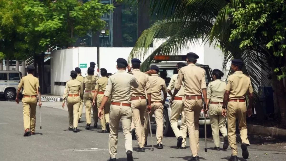munger-news-sp-orders-inquiry-against-woman-cop-for-making-reels-on-duty