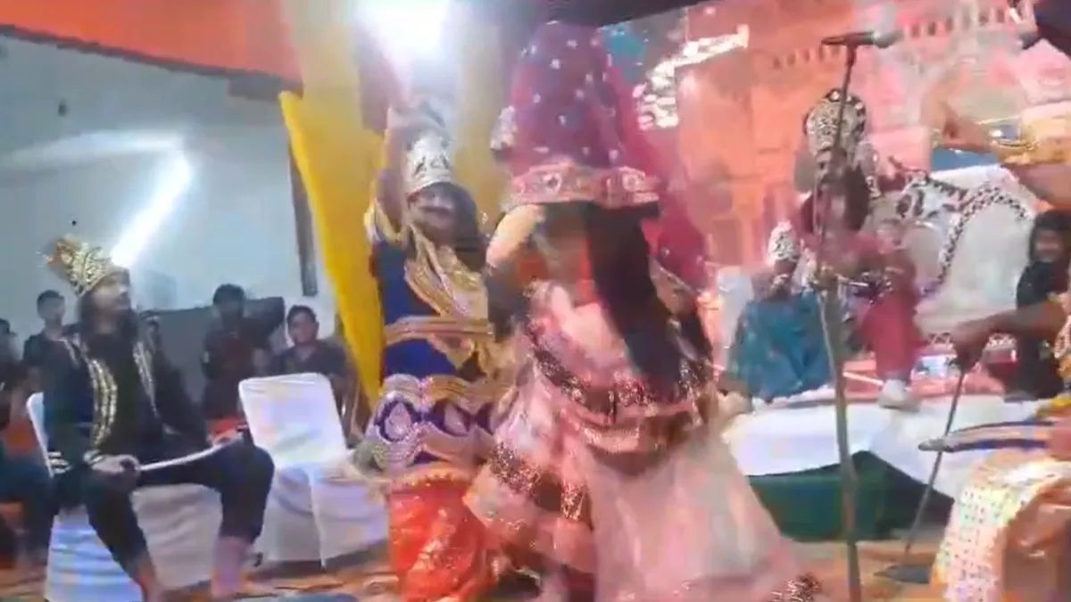 haryana-ravans-dance-on-chhat-pe-soya-tha-behnoi-during-ramlila-in-palwal-creates-stir-watch