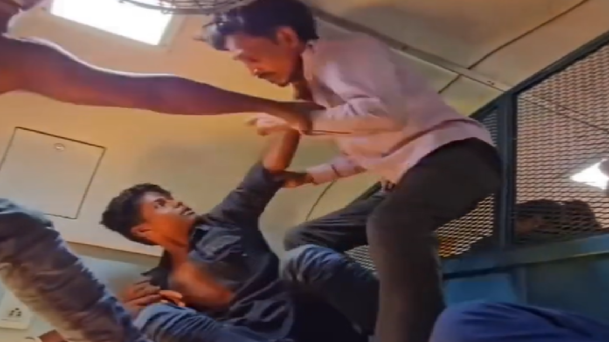 Two Passengers Indulge In Intense Fight Over Train Seat in Indian Railways;  Netizens React To Viral Video