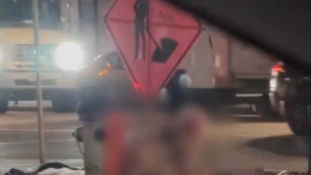 viral-video-naked-woman-baths-in-public-using-fire-hydrant-netizens-express-shock-watch