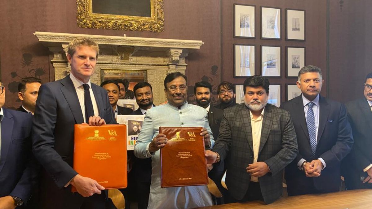 maharashtra-ministers-sign-mou-to-bring-back-shivajis-wagh-nakh-from-london-for-three-years
