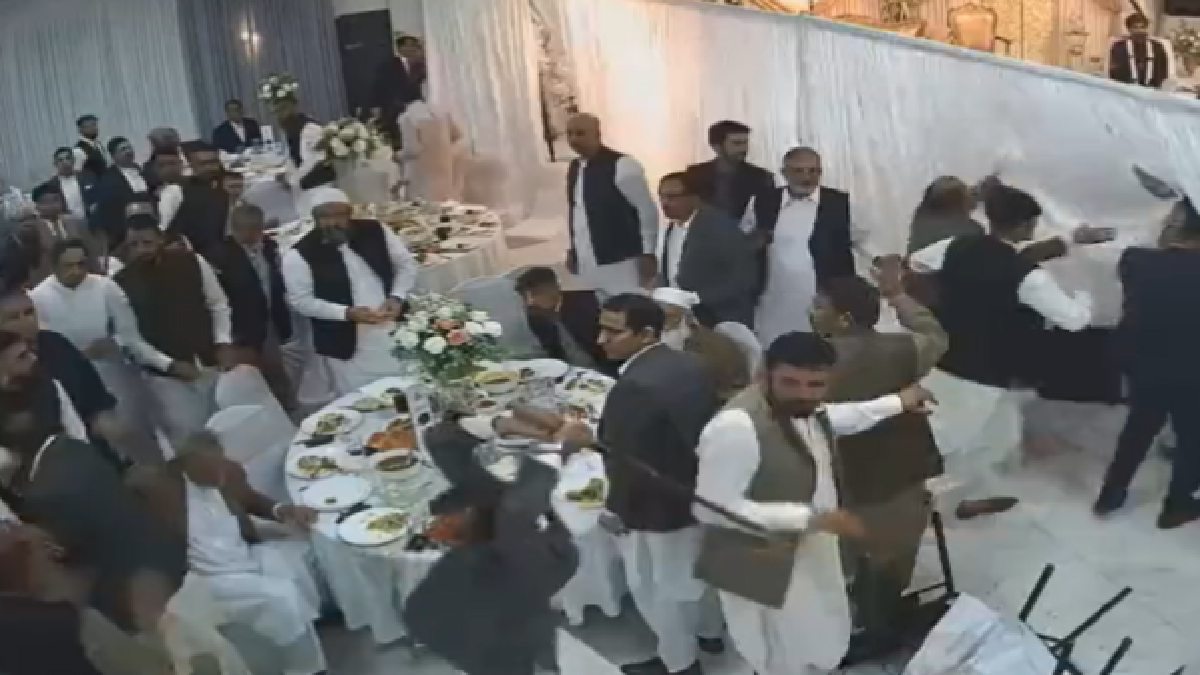 pakistani-wedding-turns-ugly-after-mama-triggers-chaos-over-not-getting-mutton-in-biryani-watch-viral-video