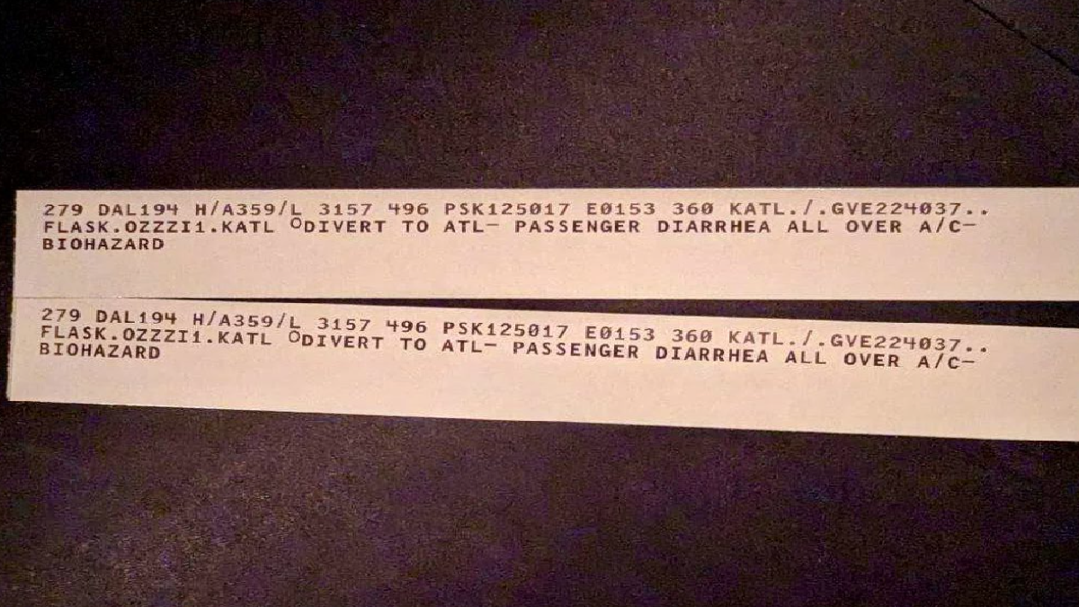netizens-cant-stop-laughing-after-flight-takes-uturn-because-of-poop