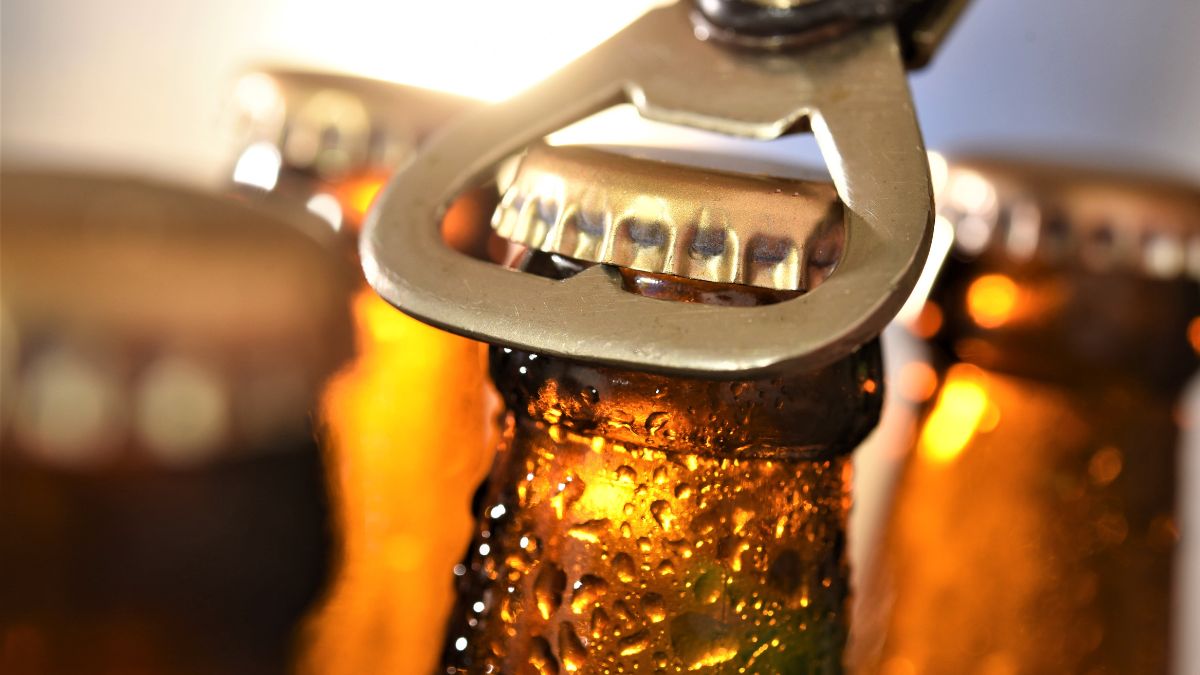 5 Easy Hacks To Open Beer Bottle Without Using An Opener