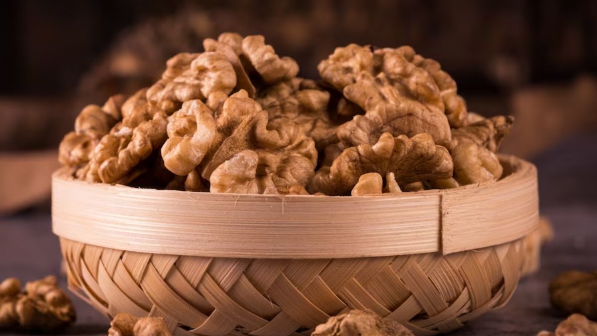 5 Health Benefits Of Eating Soaked Walnuts In The Morning