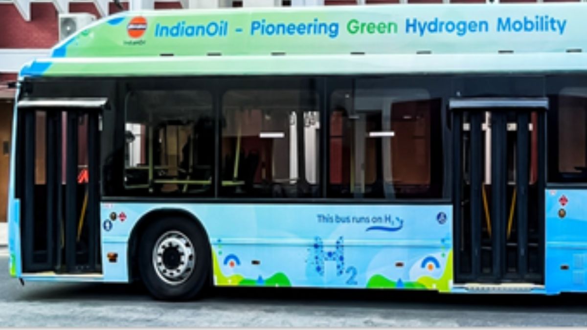 delhi-news-union-minister-hardeep-singh-puri-launches-indias-first-hydrogen-fuel-cell-bus
