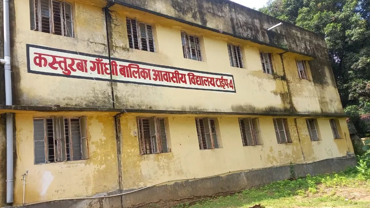bihar-55-girls-run-away-after-no-dinner-served-in-school-hostel-in-jamui-probe-ordered