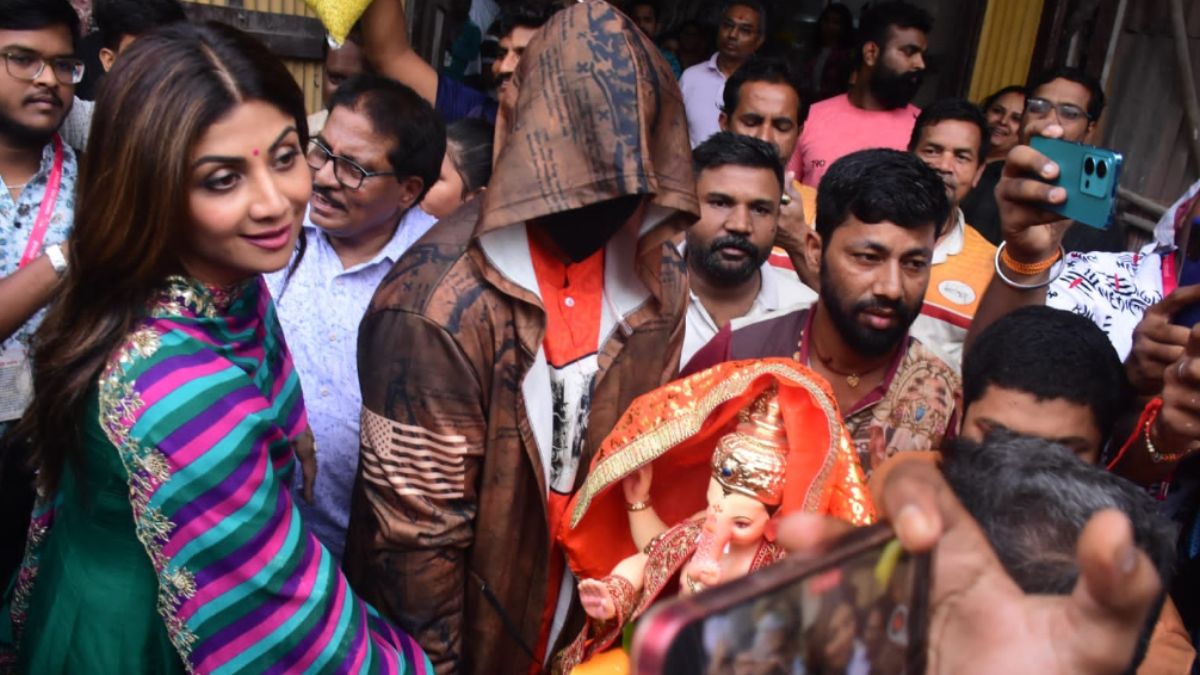 ganesh-chaturthi-2023-shilpa-shetty-welcomes-ganpati-bappa-home-with-husband-raj-kundra-in-full-desi-avatar-watch