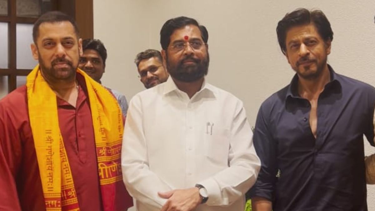 shah-rukh-khan-salman-khan-break-the-internet-by-posing-together-at-cm-eknath-shinde-residence-for-ganpati-darshan-watch