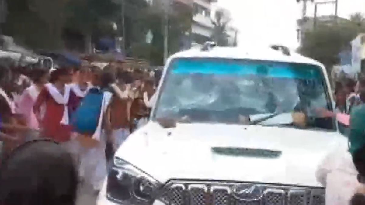 vaishali-news-girl-students-vandalise-education-officers-car-in-bihar-over-lack-of-facilities-watch