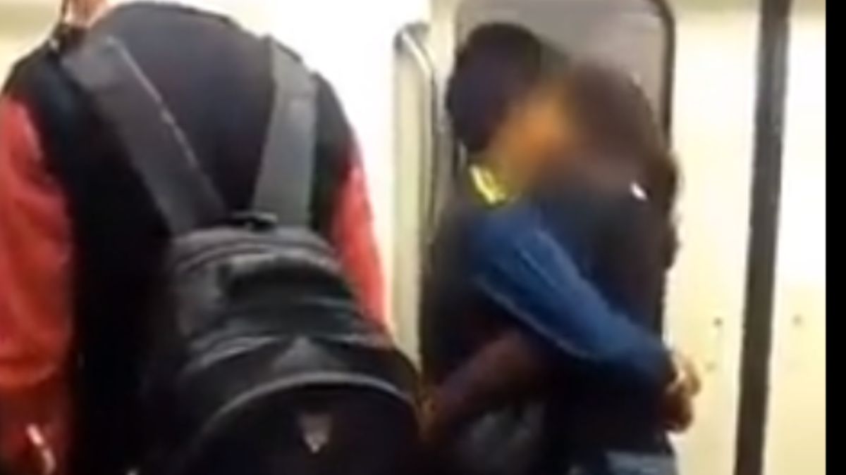 Delhi Metro Viral Video Captures Couple Kissing, Hugging In Moving Train |  Watch