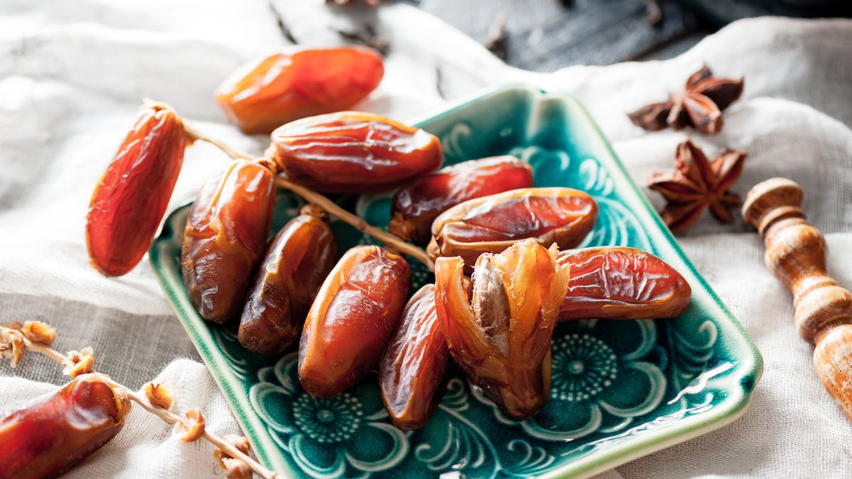 Eat 2 Pieces Of Dry Dates On Empty Stomach For Better Digestion