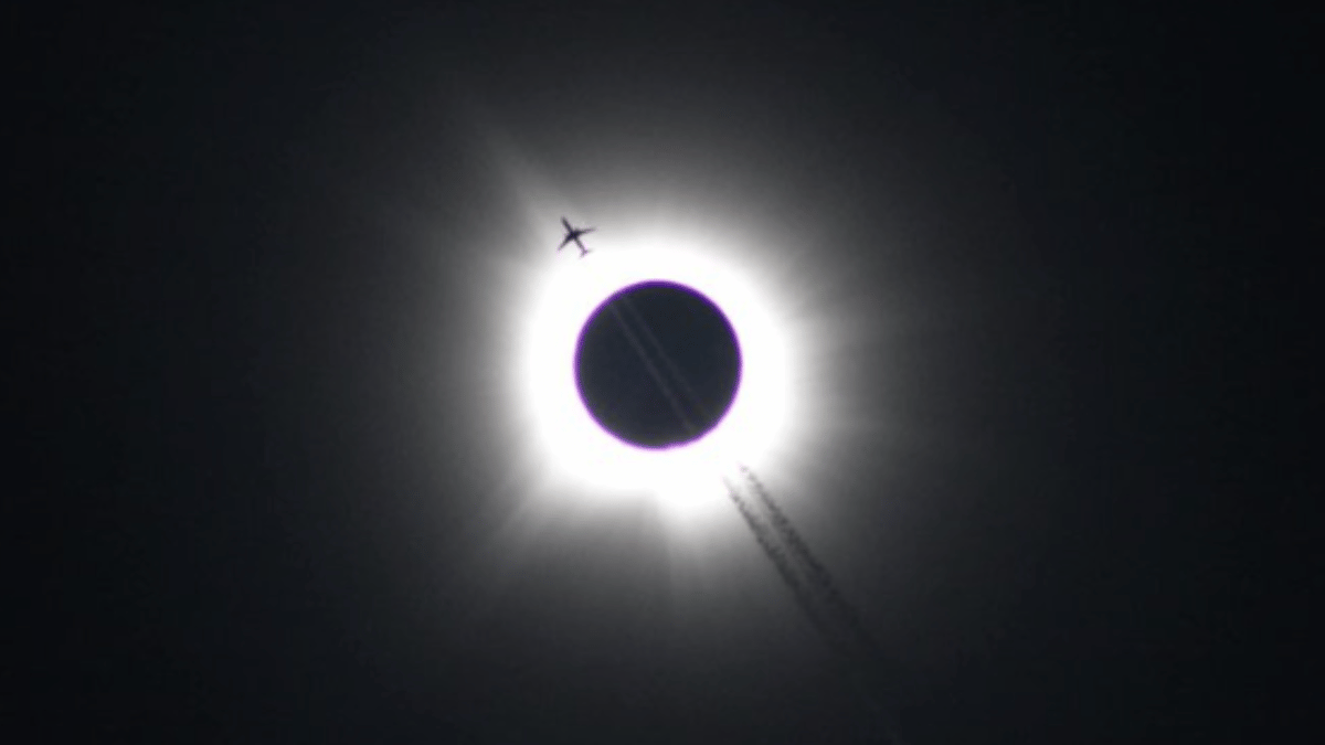 Breathtaking Photo Of Plane Crossing Total Solar Eclipse Leaves The ...