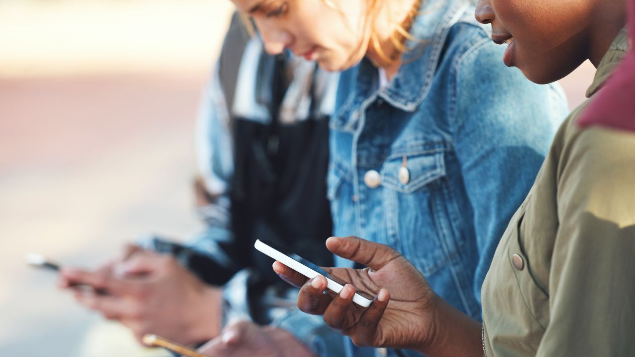 how-social-media-is-impacting-on-student-wellbeing-know-expert-opinion-here