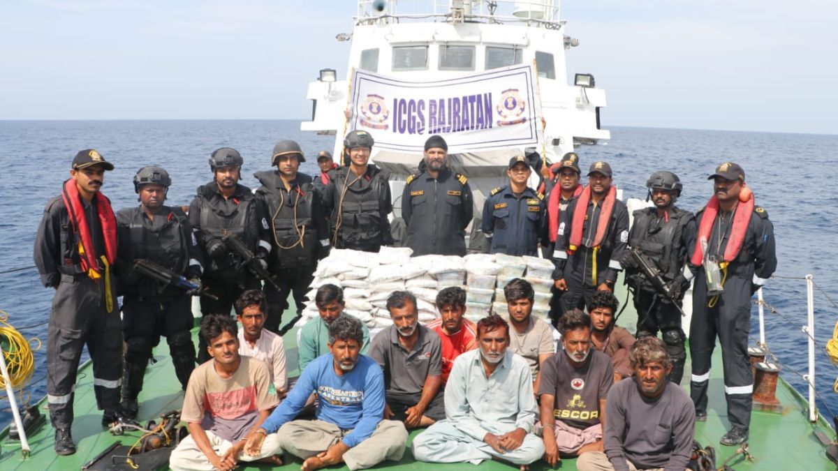 Indian Coast Guard Seizes Pakistani Boat Smuggling Drugs Worth Rs 600 ...