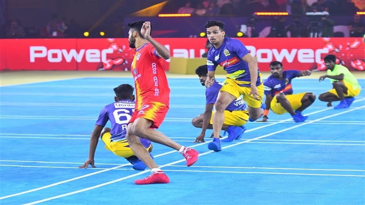 Kho Kho - 2 team playing in a match