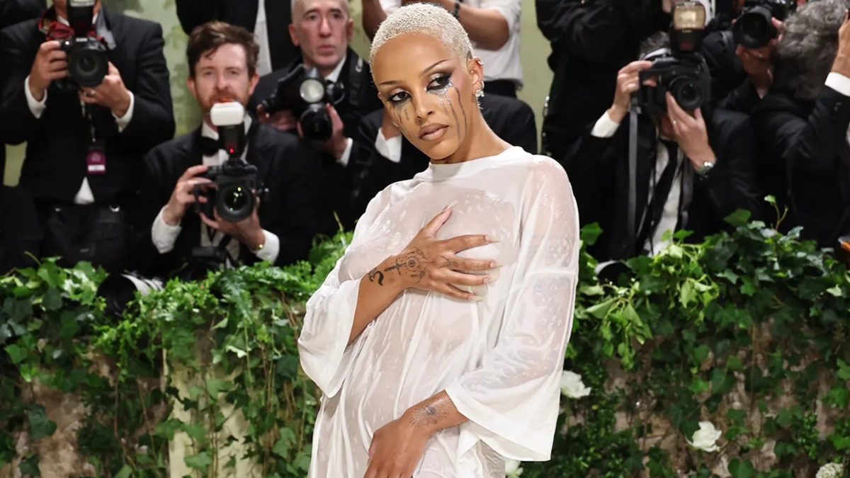 Doja Cat Goes Nearly-Naked In Wet Outfit At Met Gala 2024, Netizens Say ...