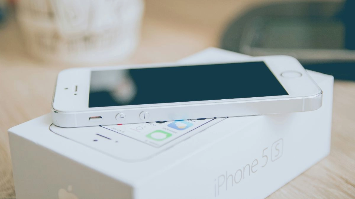 apple-iphone-5s-now-obsolete-ipod-touch-6th-generation-marked-vintage-tech-here-is-why