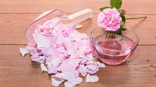 5-amazing-benefits-of-applying-rose-water-on-your-face-at-night-daily