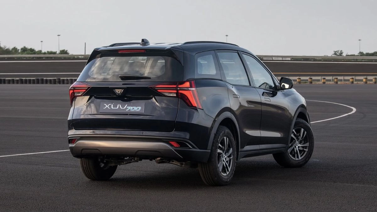 mahindra-xuv700-facelift-and-be05-electric-suv-spotted-testing-together-details