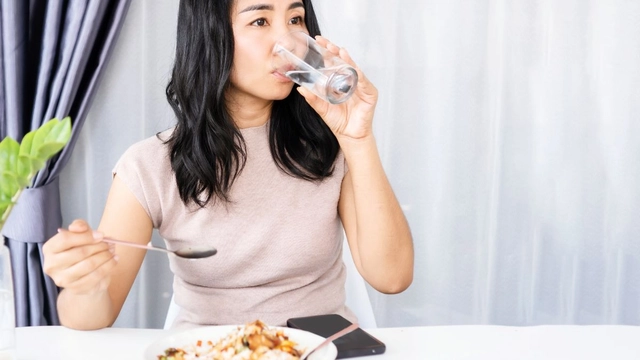 never-drink-water-while-eating-these-foods