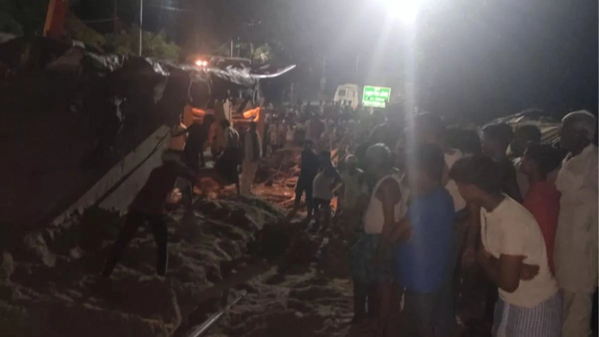 hardoi-accident-news-eight-of-family-killed-after-sand-laden-truck-toppled-over-roadside-hut