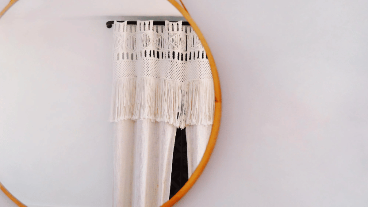 Here are 10 creepy facts about mirrors. (Source: Pexels)