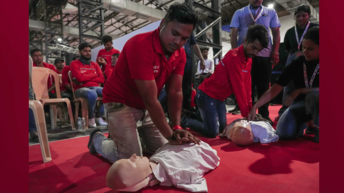 4300-zomato-delivery-agents-receive-cpr-training-app-breaks-guinness-world-record